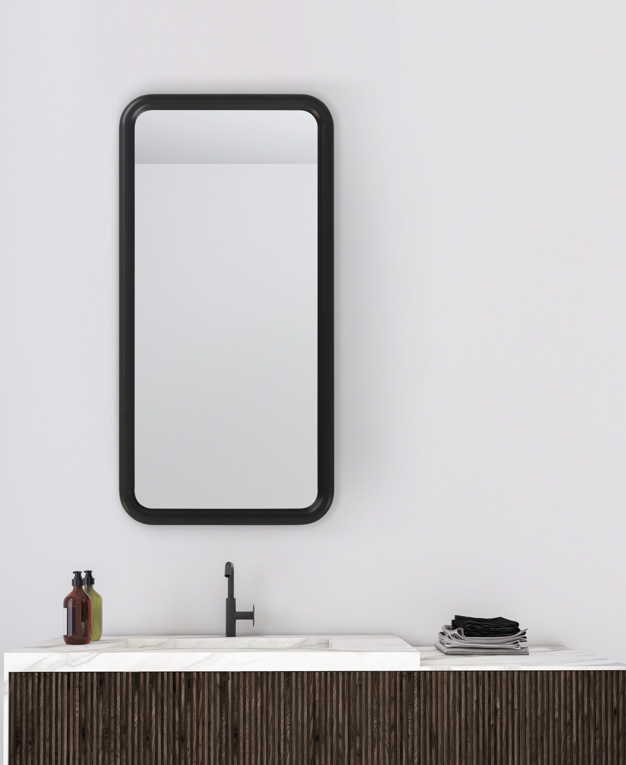 lustro Puffy z zaoblonymi narożnikami nad umywalką