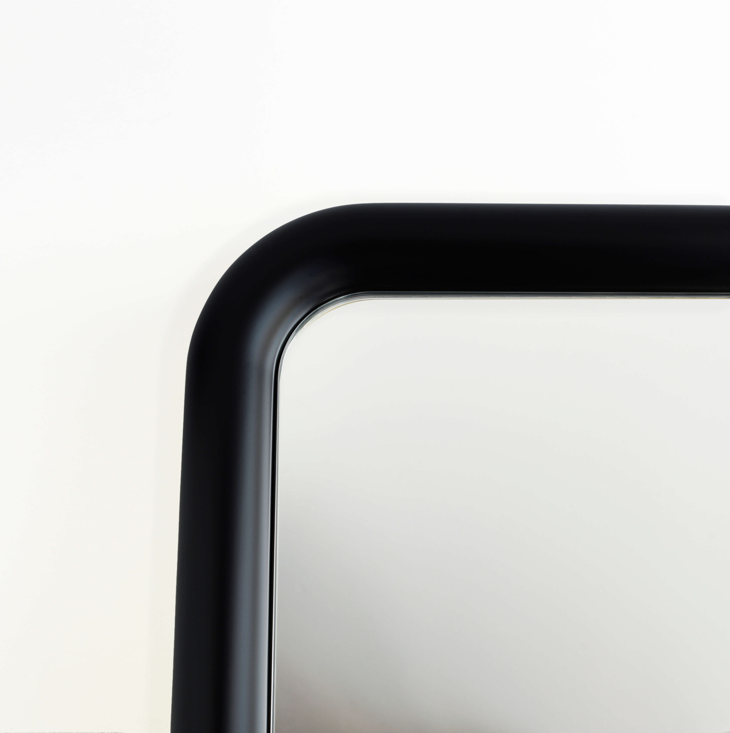 detal lustra Puffy w czarnej ramie