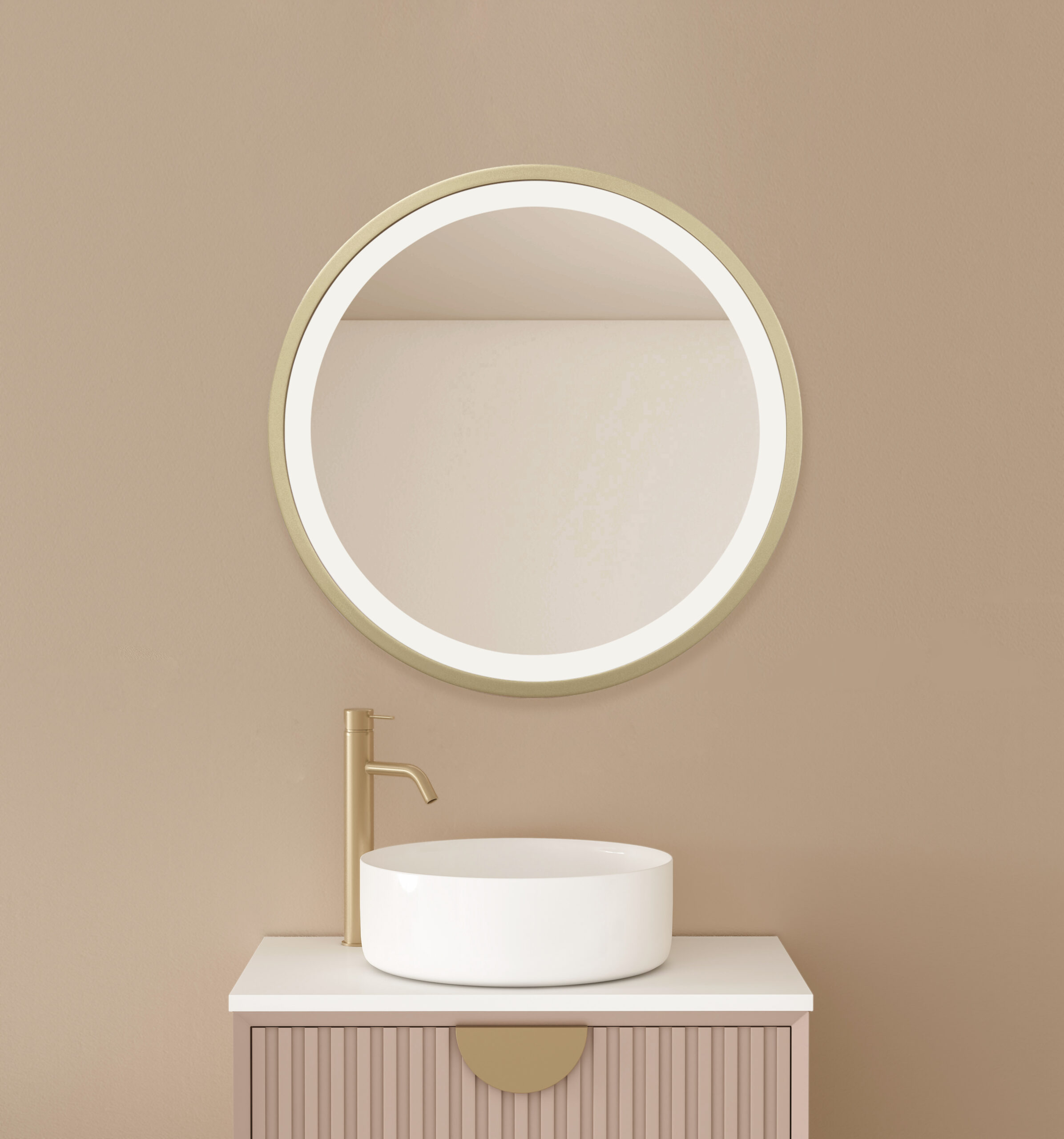 lustro nad umywalką w złotej ramie do makijażu Ring