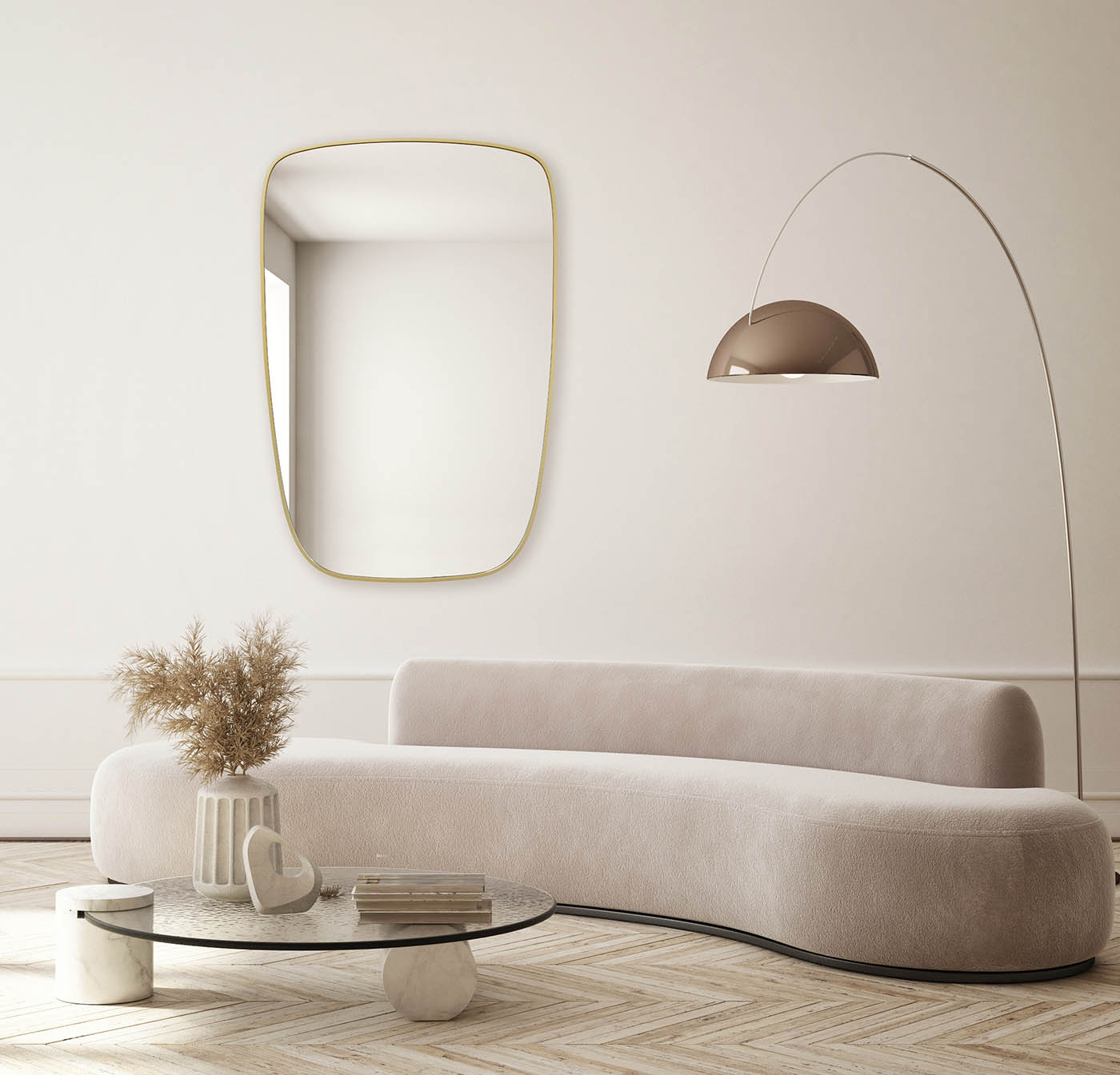 lustro Emblem w złotej ramie w salonie nad pudrową sofą