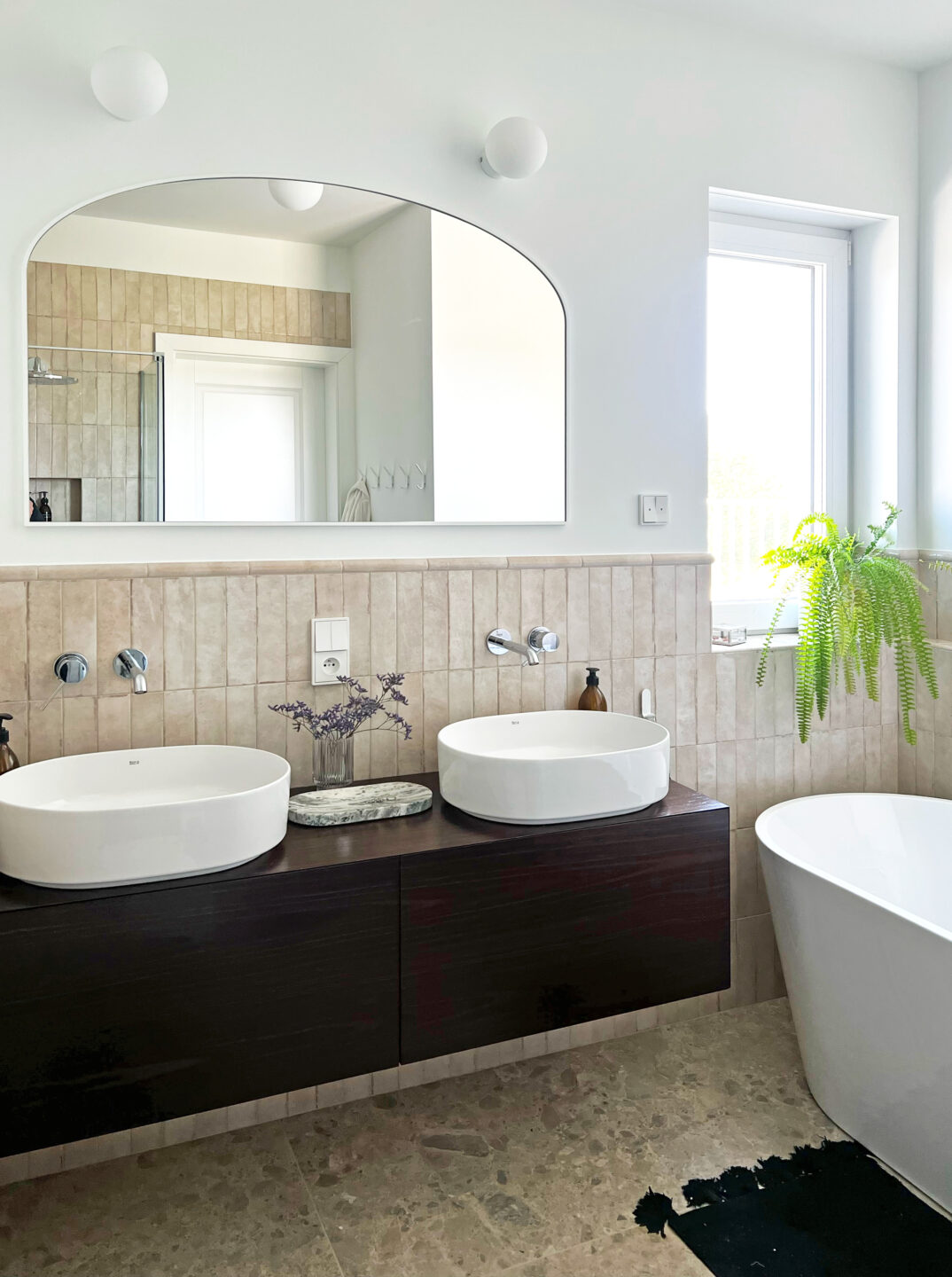 bezowa lazienka w stylu japandi z duzym bialym lustrem