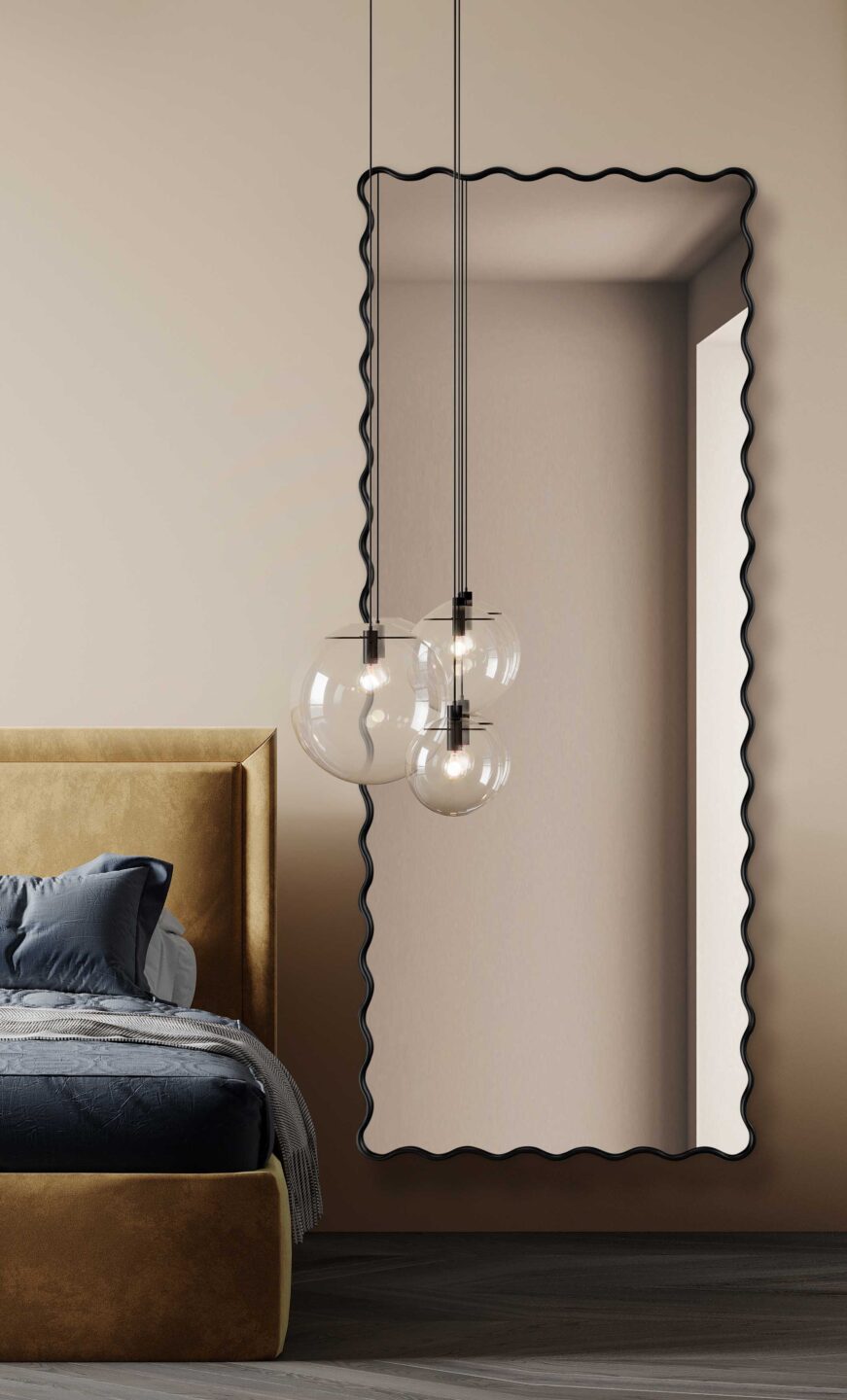 lustro fala w czarnej ramie w bezowej sypialni obok musztardowego lozka