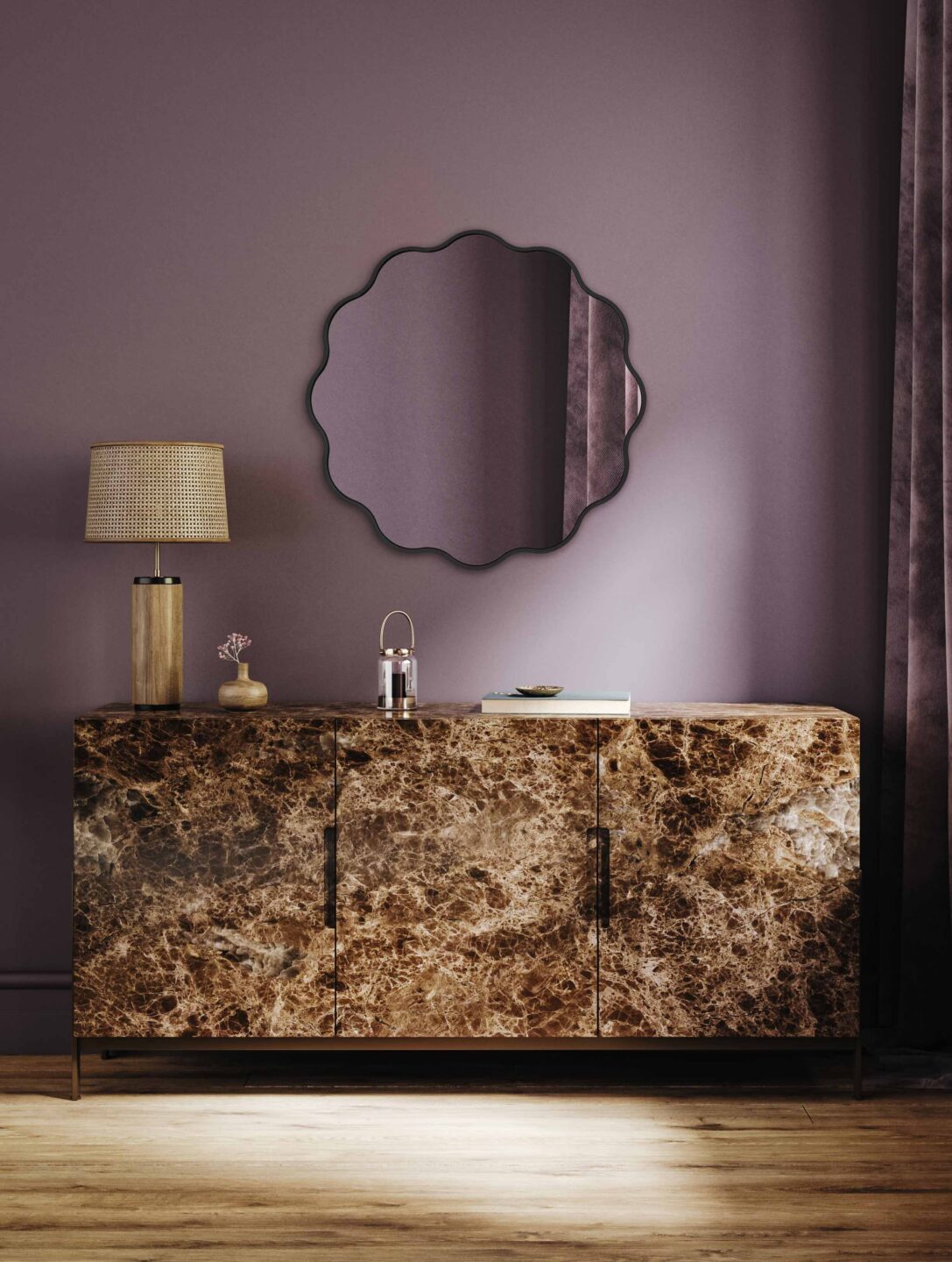 lustro okragle w czarnej pofalowanej ramie na fioletowej scianie