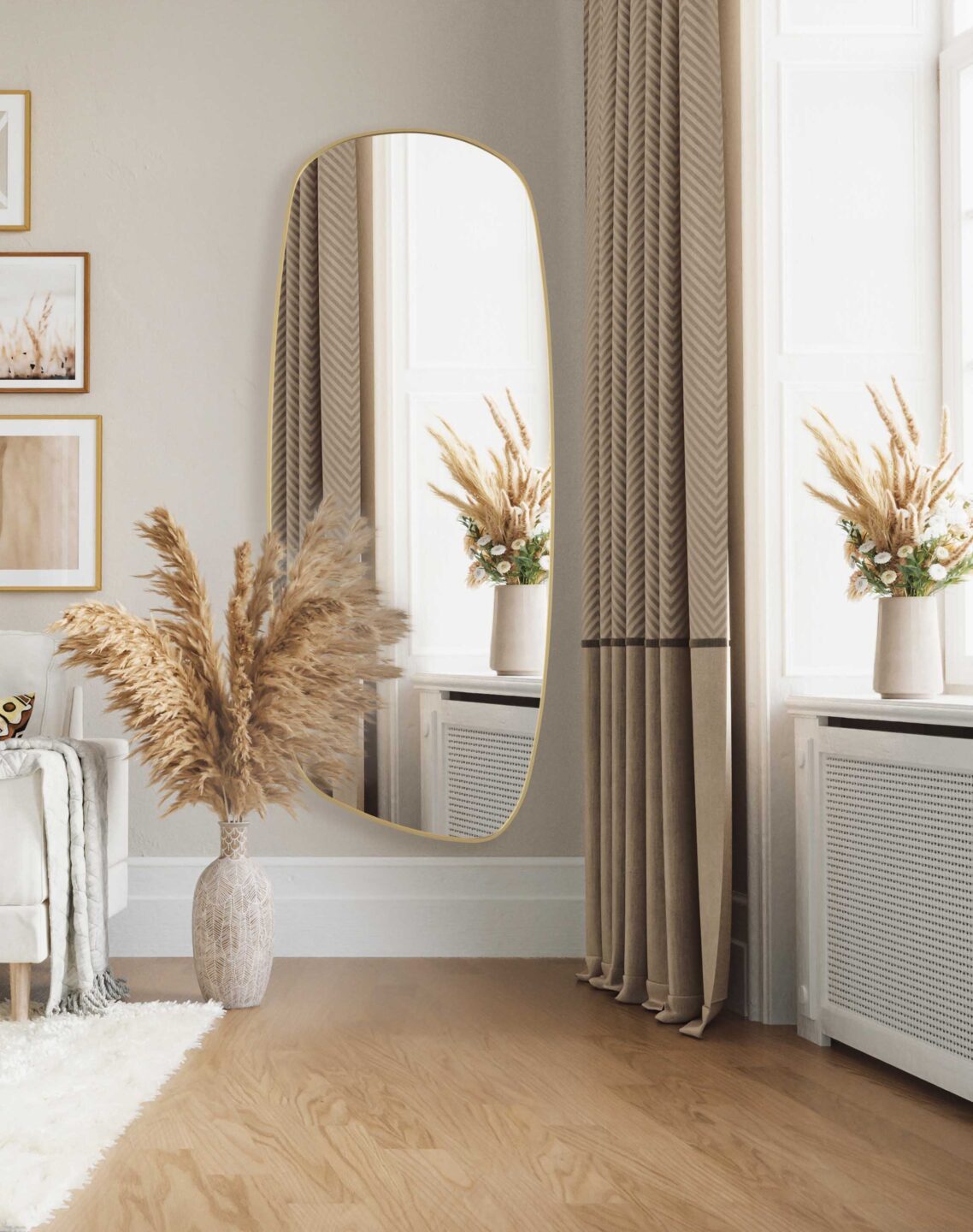 lustro totem long zlote na scianie w salonie