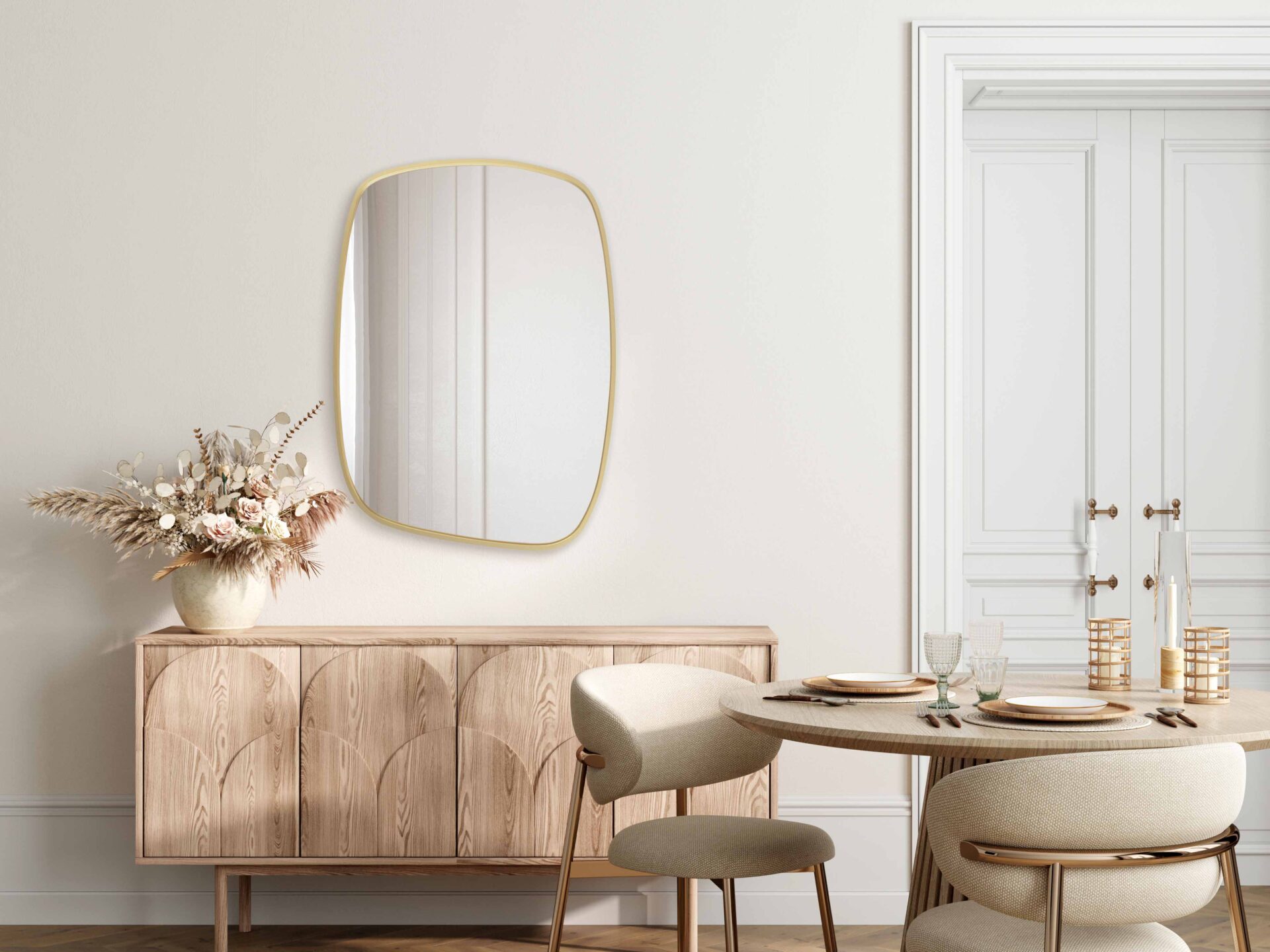 lustro totem midi w zlotej ramie nad bufetem w salonie