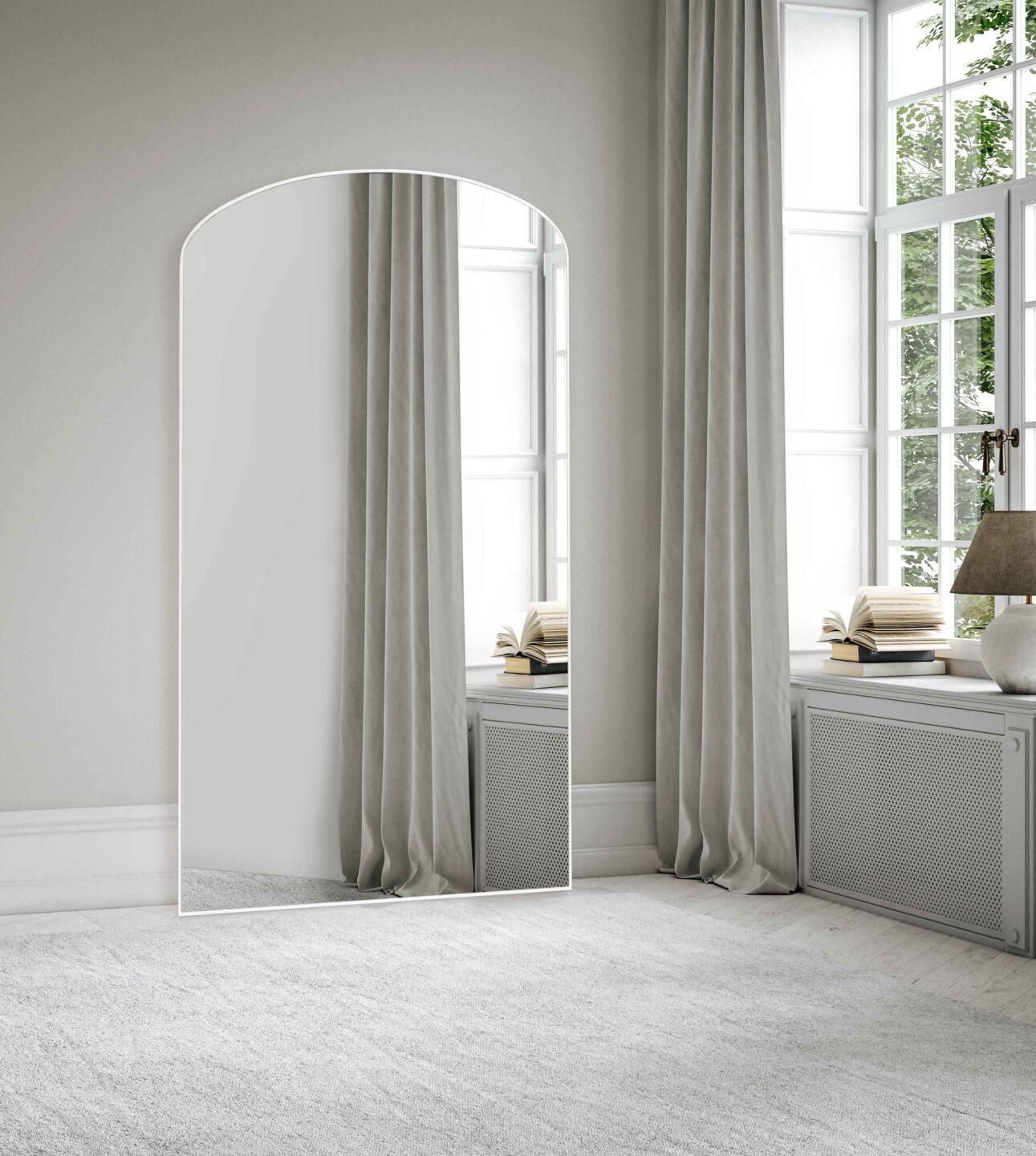 lustro z lukiem vinta long w bialej ramie oparte o sciane