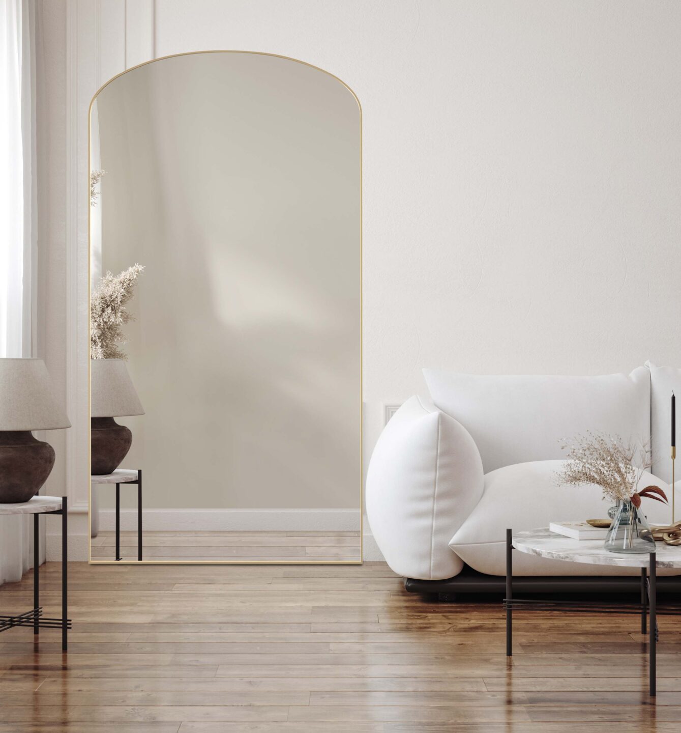 lustro vinta long w salonie oparte o sciane