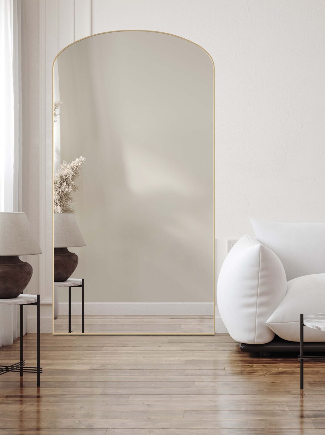 duze lustro vinta oparte o sciane