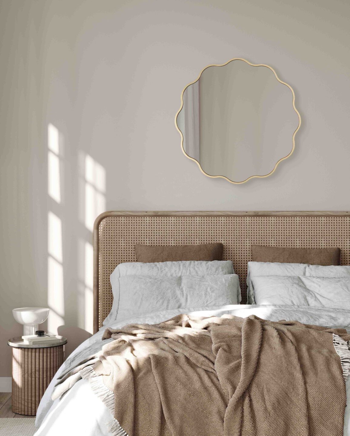lustro ribbon w sypialni w stylu boho nad rattanowym zaglowkiem