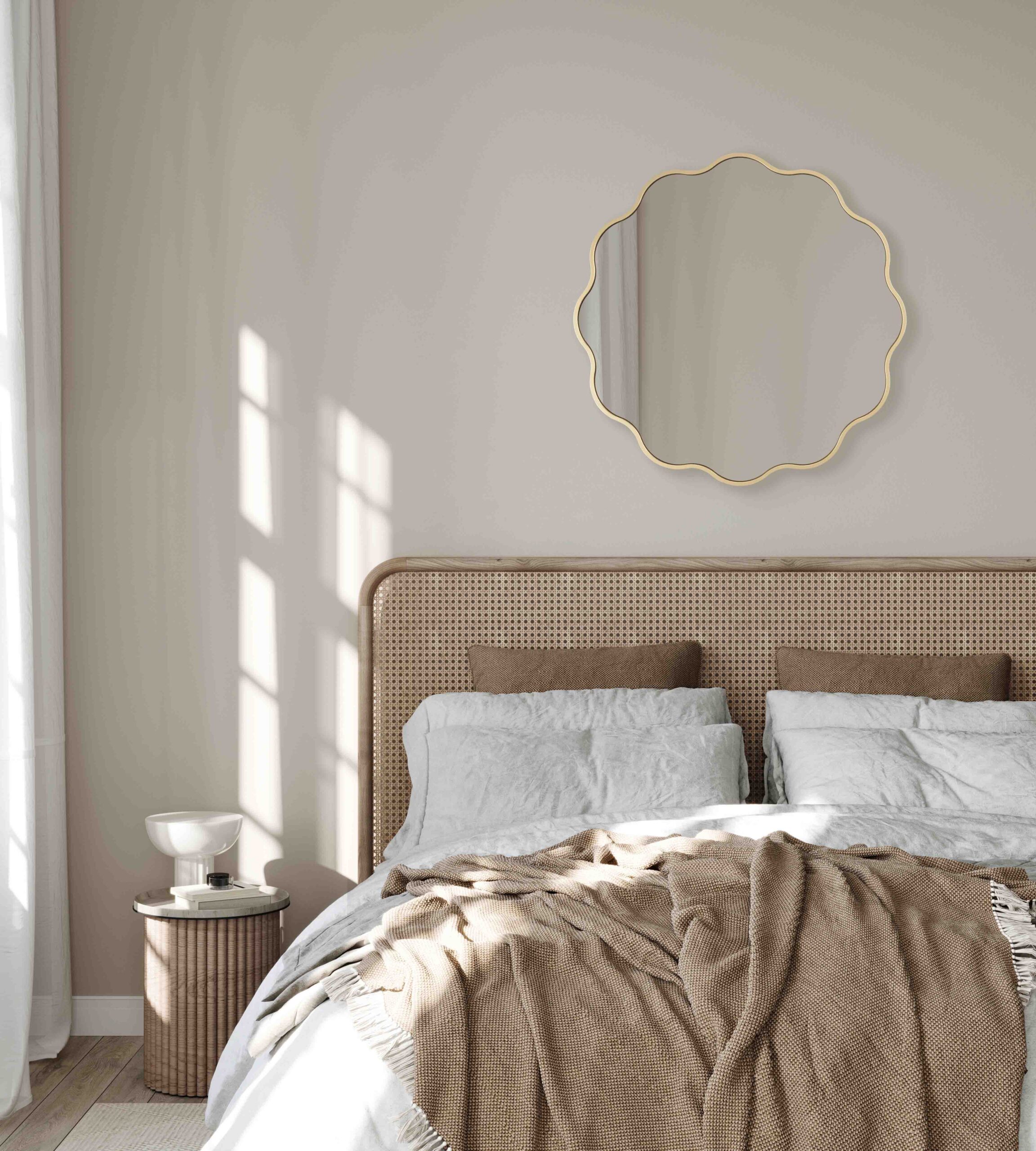 lustro ribbon w zlotej ramie nad lozkiem w bezowej sypialni