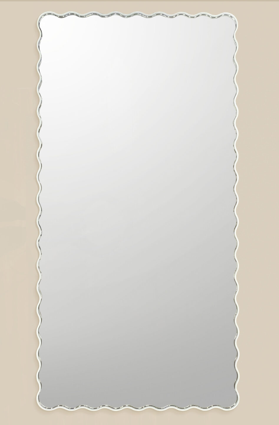 lustro biscuit w bialej ramie na brzoskwiniowym tle