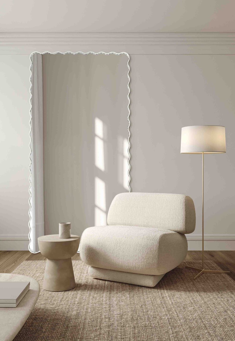 lustro w pofalowanej bialej ramie oparte o sciane w bezowym nowoczesnym wnetrzu