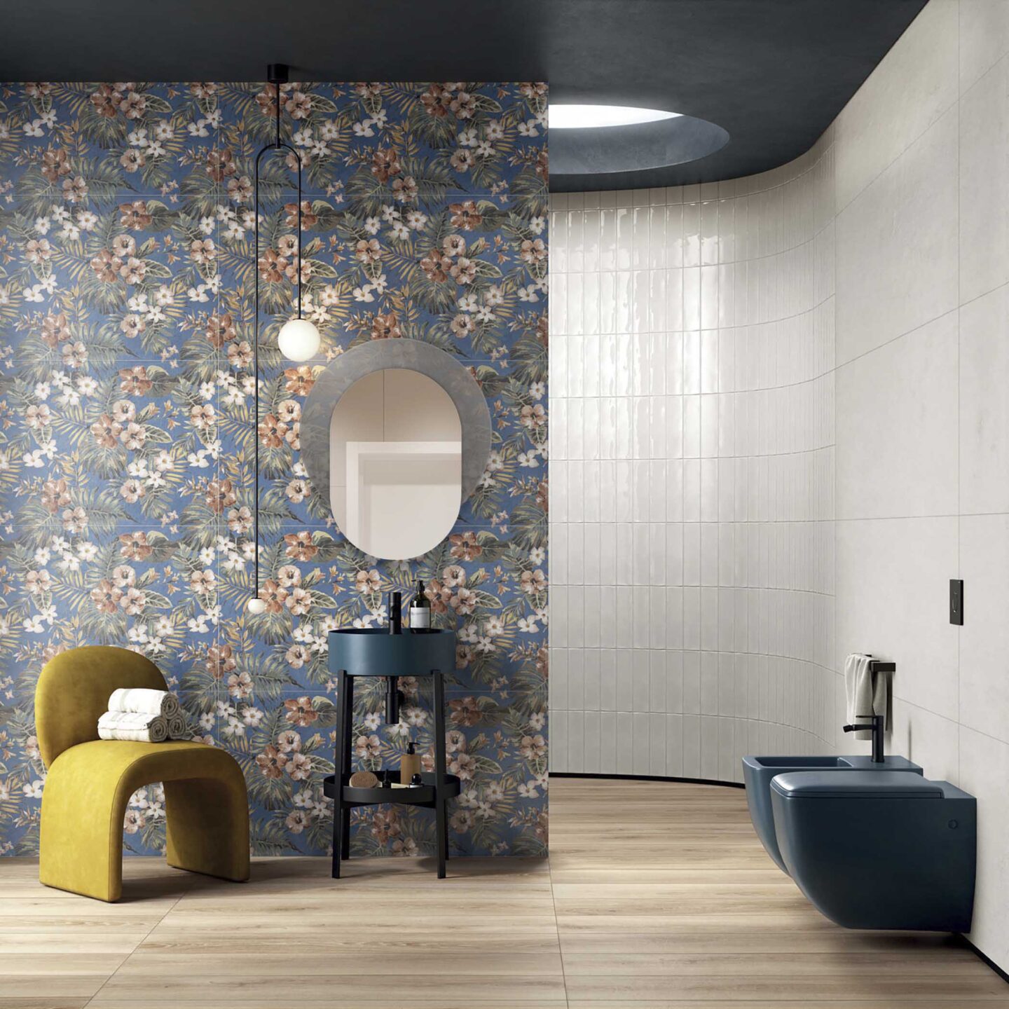 lustro owalne z szara aureola w kolorowej lazience na tapecie w kwiaty