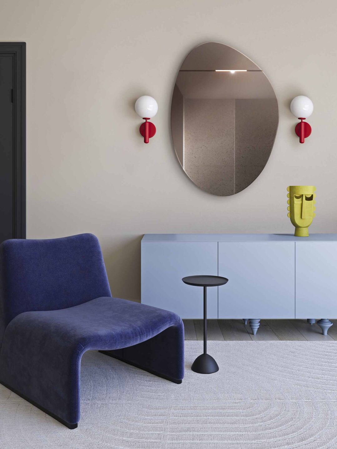 lustro organiczne cutty w jasnym salonie nad niebieska komoda