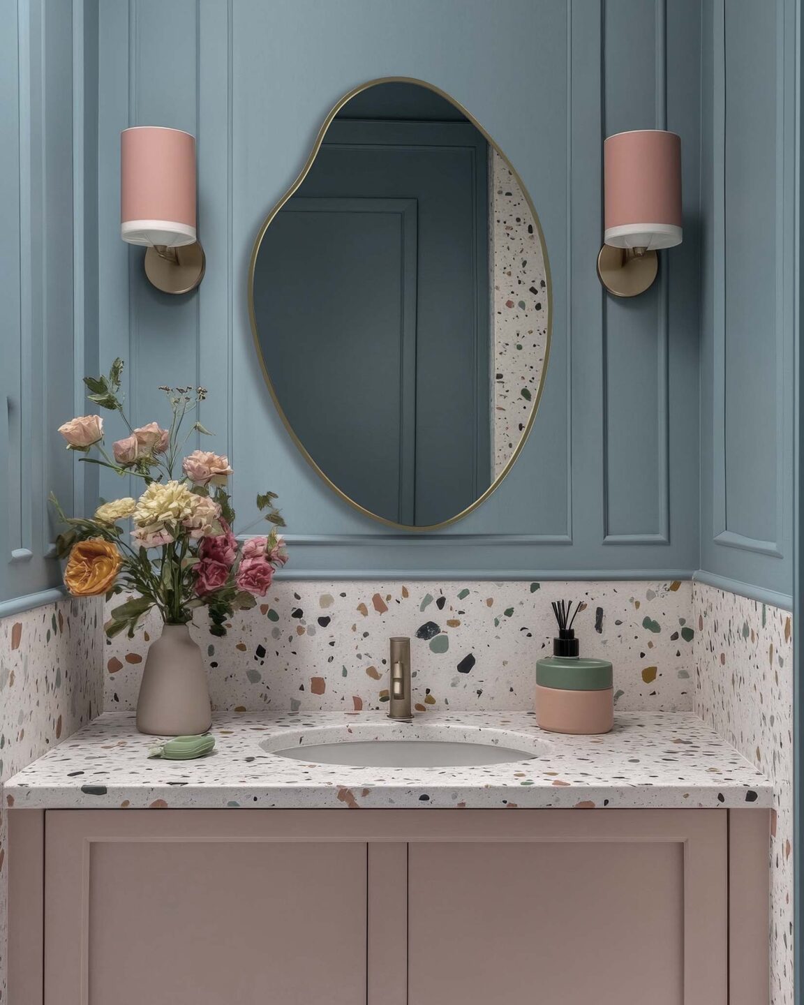 lustro organiczne droppy framed w zlotej ramie w blekitno rozowej lazience