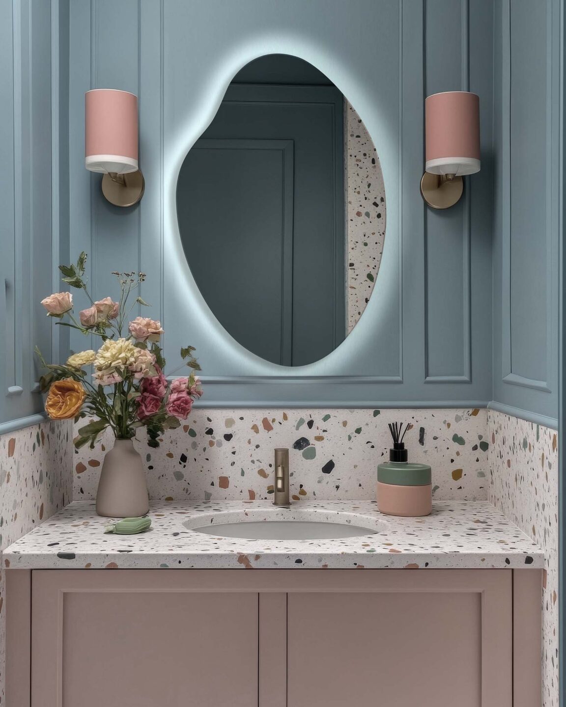 lustro organiczne droppy led w ksztalcie kropli wody w blekitno rozowej klasycznej lazience