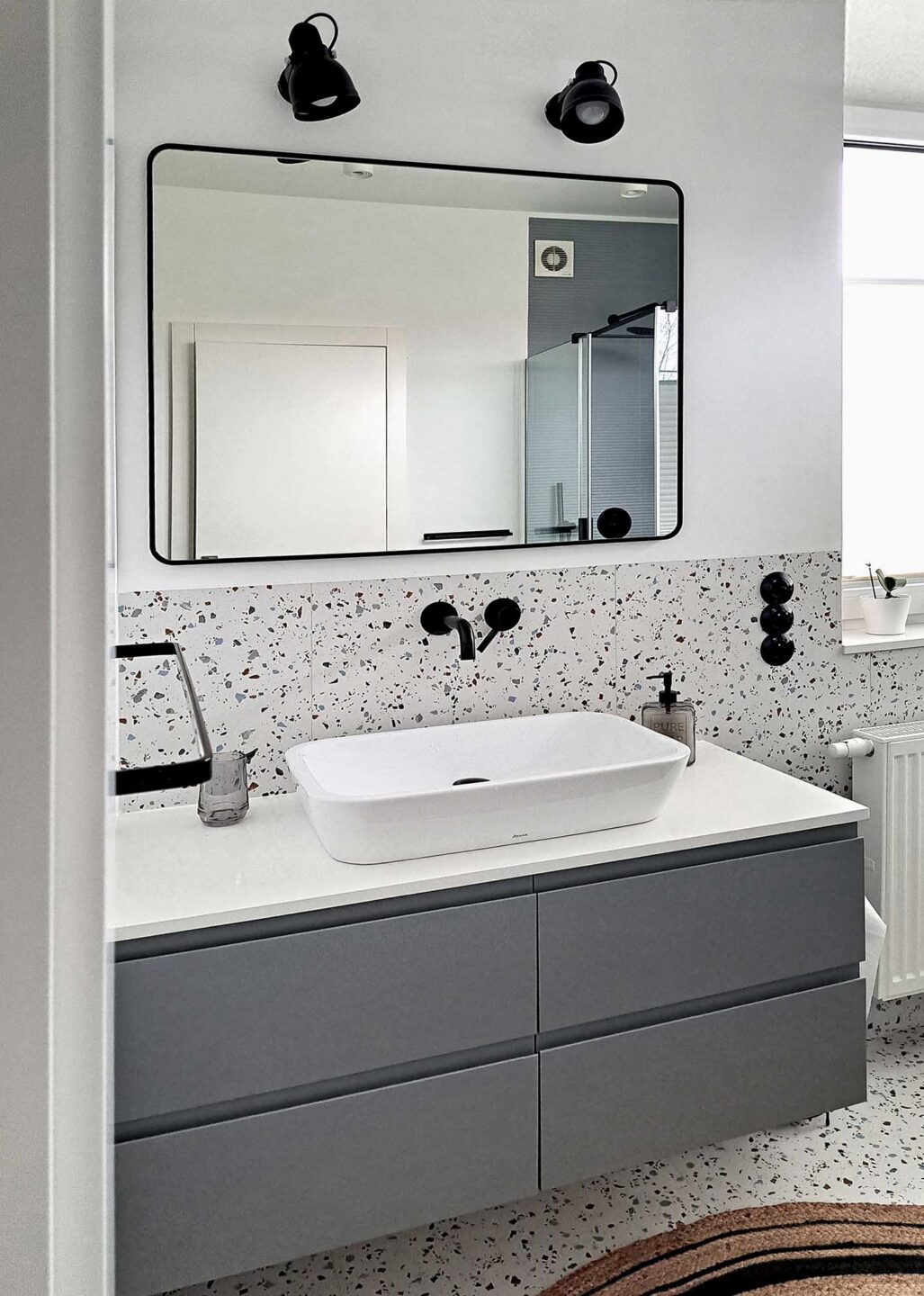 LUSTRO W CZARNEJ RAMIE Z ZAOKRĄGLONYMI NAROŻNIKAMI - 150/90