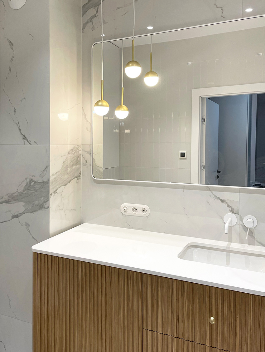 LUSTRO W BIAŁEJ RAMIE Z ZAOKRĄGLONYMI NAROŻNIKAMI - 150/90