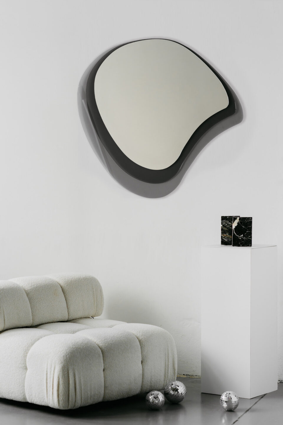 lustro 3l organiczne trojwartsowe ze szkla lacobel i decormat na bialej scianie