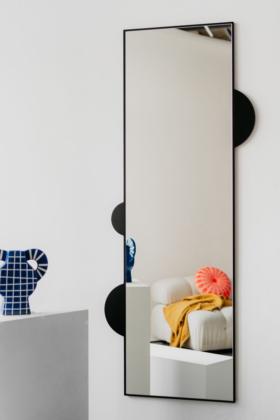 lustro z babeelkami na bokach bubbles w czarnej waskiej ramie na bialej scianie