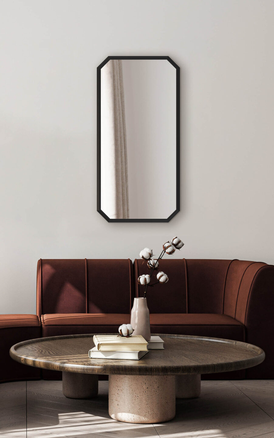 lustro diamond w ksztalcie diamentu w czarnej ramie nad burgundowa sofa na jasnej scianie