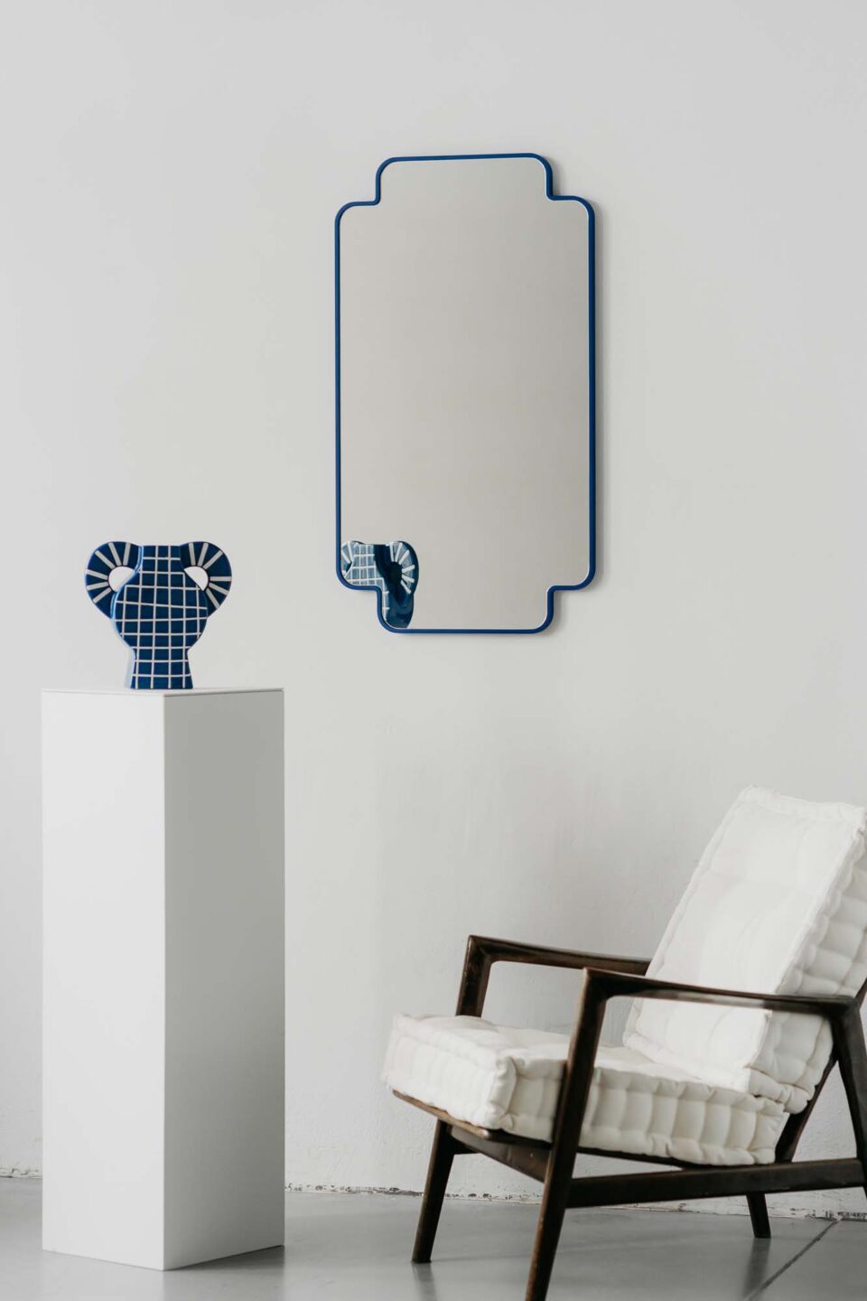 prostokatne lustro w kobaltowej waskiej ramie lucky clover cobalt blue ksztaltem przypominajace koniczyne na bialej scianie
