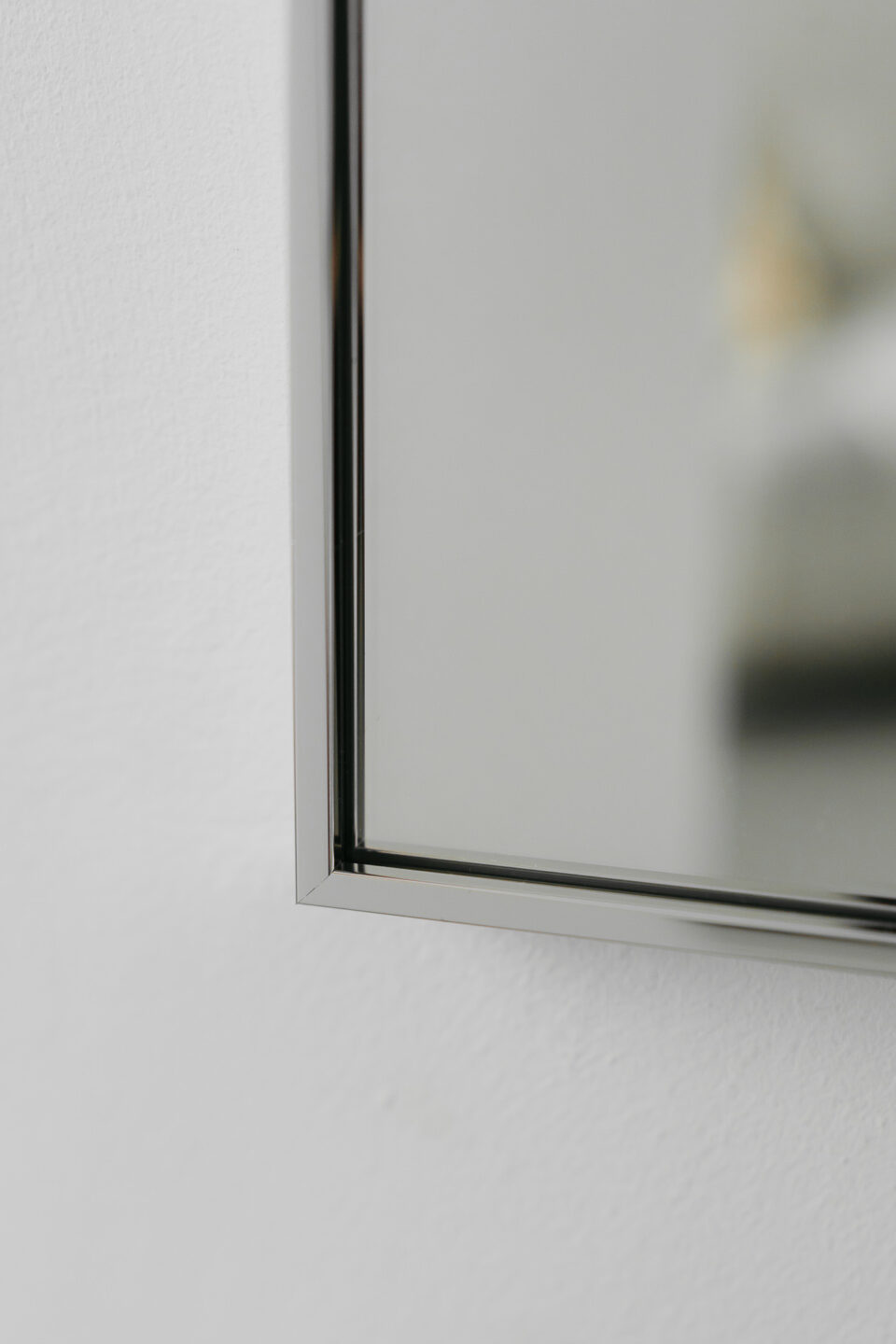 detal lustra w srebrnej waskiej ramie minimal square silver