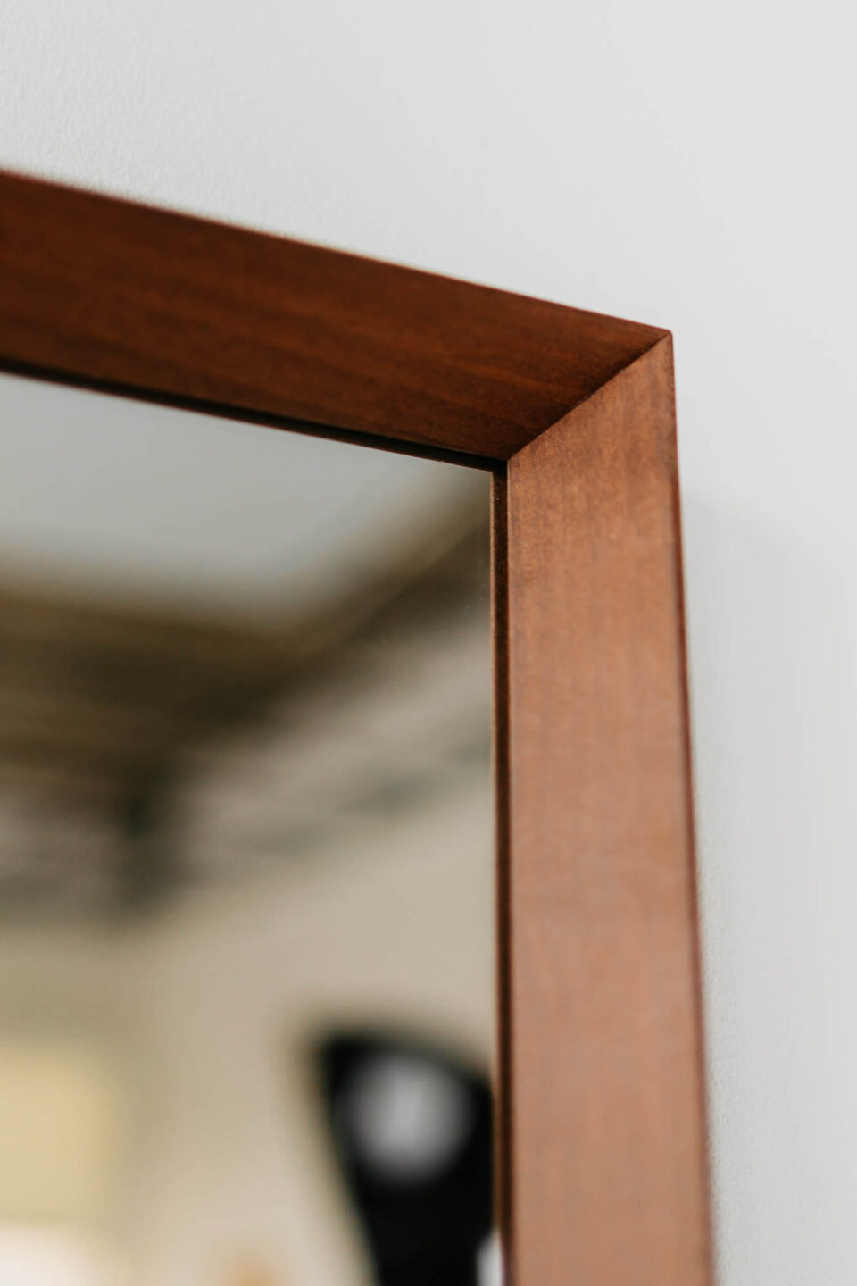 prostokatne lustro nutty w kolorze orzech na bialej scianie