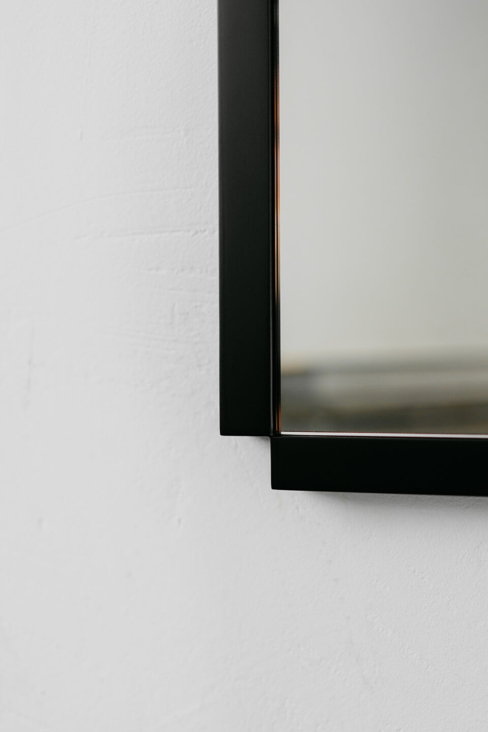 detal lustra pixel long w czarnej ramie na bialej scianie