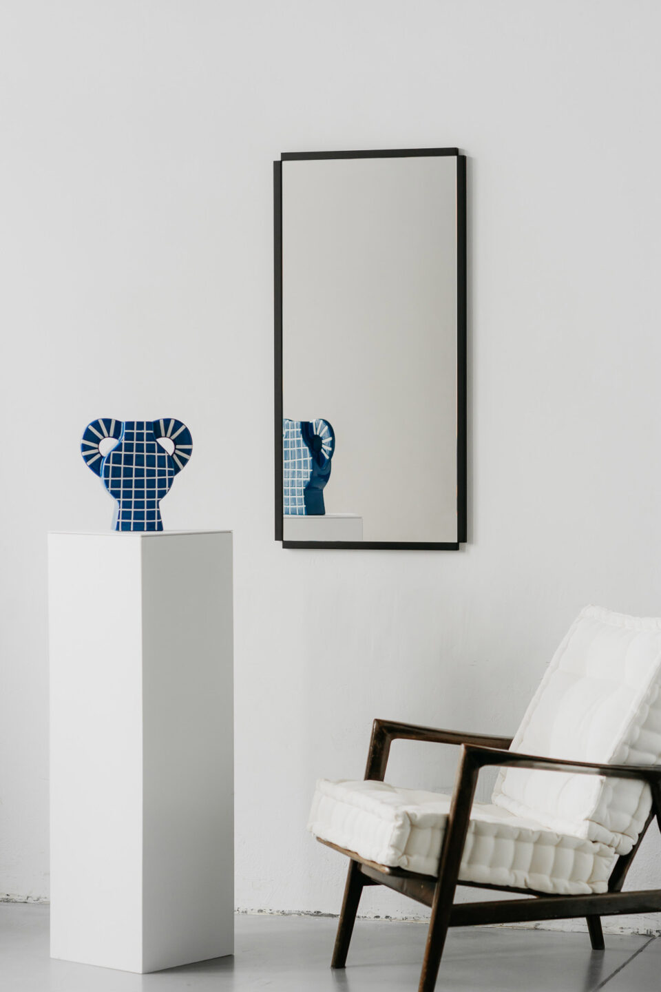 lustro pixel z wycietymi naroznikami w czarnej ramie na bialej scianie