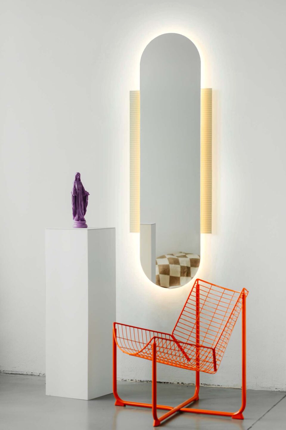 lustro owalne podswietlane serenity led long ze skrzydelkami z grafitowego szkla flutes na bialej scianie